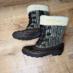 UGG Australia Women's Plaid Lined Winter‎ Boots Size 7 Waterproof Event Casual